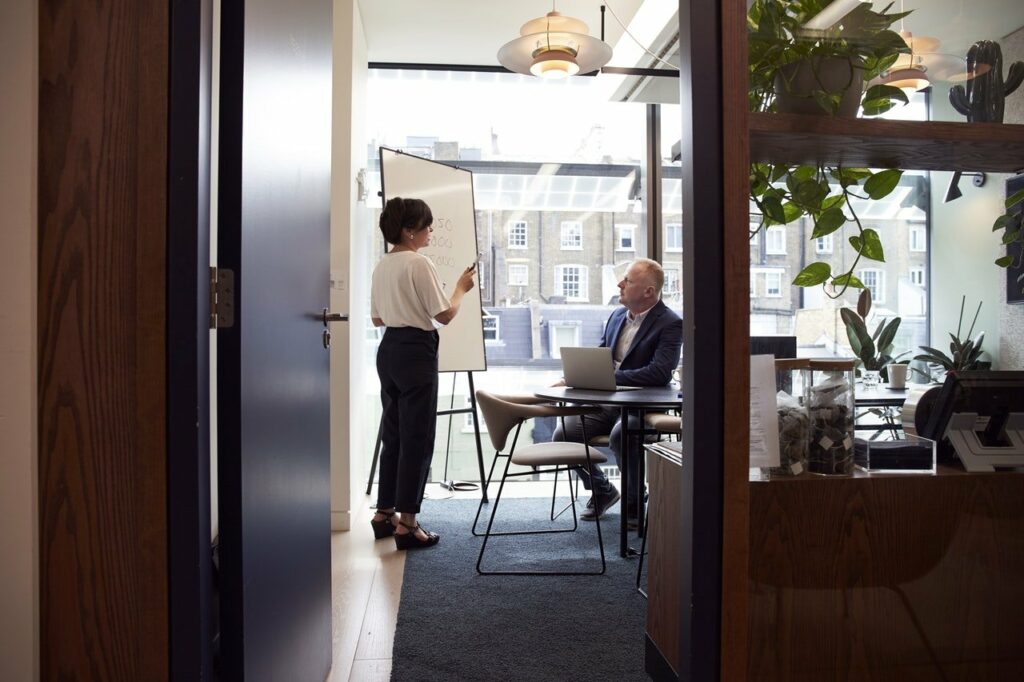 Startup vs Lifestyle Business - Which One Is Healthier For You? 3 startup vs lifestyle business no freedom